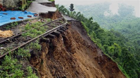 Mumbai Four Injured In Landslide India News