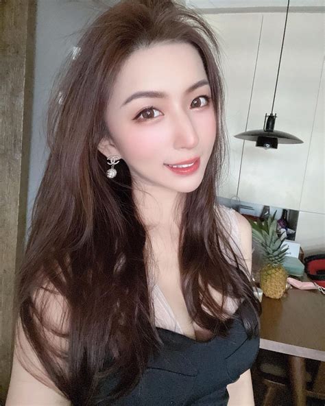 The Super Photogenic White Skinned Sexy Hong Kong Girl Ig Low Cut Vest Photo Is So Tempting