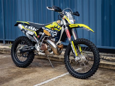 This manual comes under the category motorcycles and has been rated by 2 people with an average of a 8.6. Husqvarna TE 300 2015 - White ⋆ Motorcycles R Us
