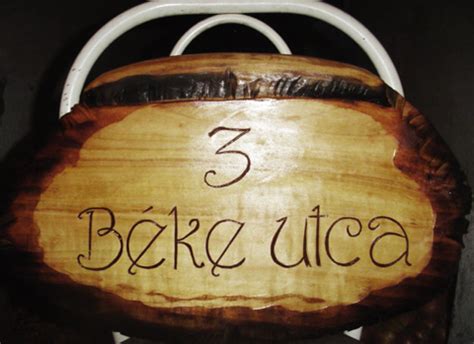 Kerek tányérok, ovális tálak, csülök, tálalók, halak, lovak. Fafaragás, stb.