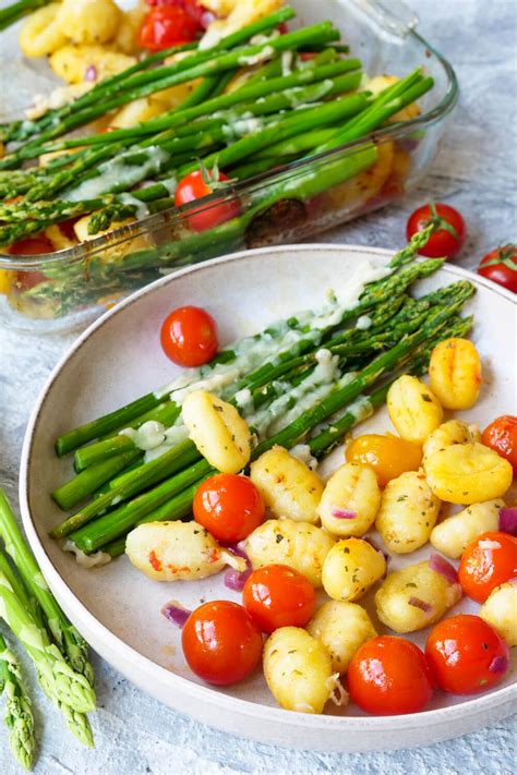 Gnocchi Auflauf mit grünem Spargel und Tomaten