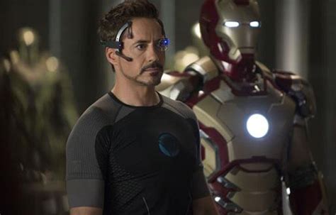 Iron Man 3 Un Primo Piano Di Robert Downey Jr Impegnato A Progettare