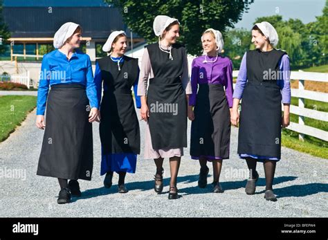 les jeunes femmes amish amis walking down country lane road à lancaster pa les ménagères photo
