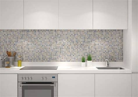 Pon la primera baldosa de plano y estabilízala con la punta de los dedos. Cómo cambiar los azulejos de la cocina sin obras paso a paso