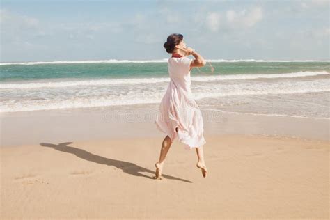 Femme Marchant Sur Le Sable De Plage Image Stock Image Du Plage