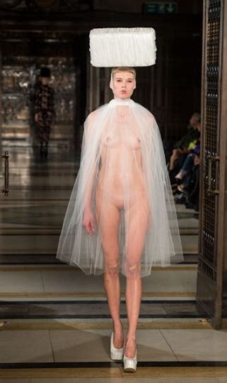 Modelle Nude In Passerella A Londra Donna Fanpage