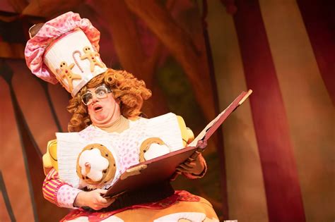 Snow White And The Seven Dwarfs At Manchester Opera House In Pictures Manchester Evening News