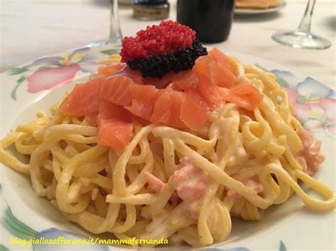 Per la ricetta delle ravioli con uova di lompo, impastate la farina e la semola con le uova di gallina. Spaghetti alla chitarra con salmone e uova di lompo ...