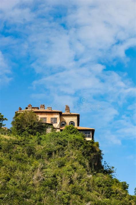 Man braucht zum kauf auch keinen einheimischen strohmann, sondern kann rechtssicher selbst dort häuser kaufen. Haus Von Der Dominikanischen Republik. Stockbild - Bild ...