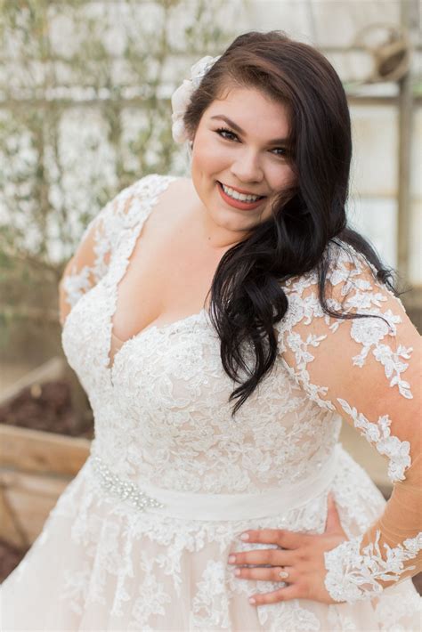 Pin By Della Curva A Plus Size Only On Curvy Brides Plus Wedding Dresses Wedding Dresses
