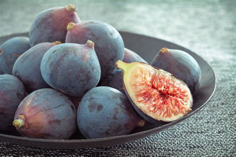 If you're wondering how to eat a fig, you've come to the right address. Guide to Figs - Buying, Storing, Serving, Growing