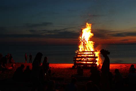 Perfect Bonfire Checklist What You Should Bring Go Backpacking