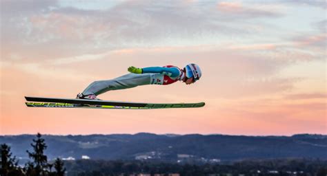 Zostań najlepszym skoczkiem narciarskim na świecie w tej sportowej grze! Anders Fannemel wrócił na skocznię po ciężkim upadku w ...