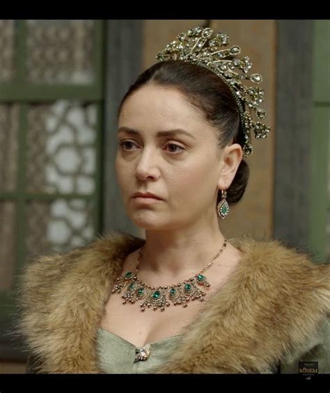 Gülbahar Sultan Sibel Taşçioğlu Queen Magnificent People Pearl Necklace Crown Jewelry