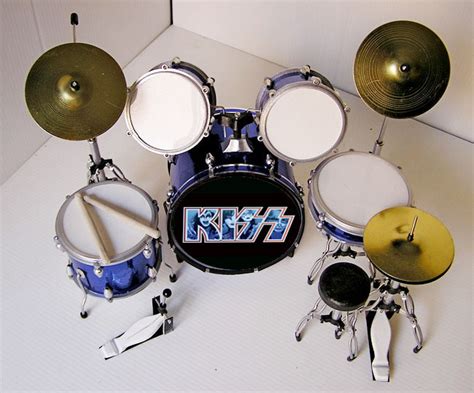 Mini Bateria Miniatura Replica Del Grupo Rock Kiss 11 Camisetas2010