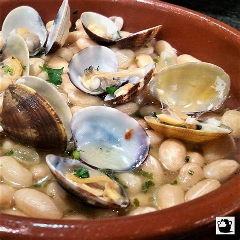 Pela la cebolla, trocéala e introdúcela en la red especial para cocer verduras. Pochas con almejas en salsa verde | Receta (con imágenes ...