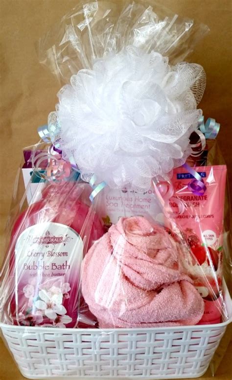 Bath & spa gift baskets are a classic! Mother's Day Spa & Beauty Gift Basket - Budget Friendly Idea
