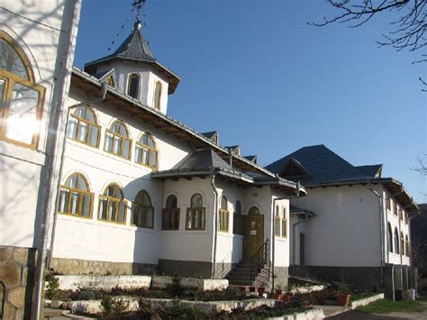 Poarta de la intrarea n mnstire. Manastirea Schimbarea la Fata