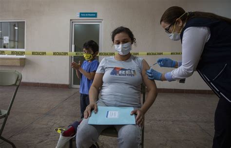 La vacunación se llevará a cabo en etapas de acuerdo a los grupos establecidos y se realizará en forma gratuita, equitativa y voluntaria. ¿Estás embarazada? Así puedes registrarte para recibir la ...