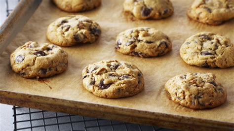 Canada's baking sweetheart, anna olson, returns with an essential guide to baking for and with those you love. Bake With Anna Olson Video - Drop Cookies | Season 1 ...