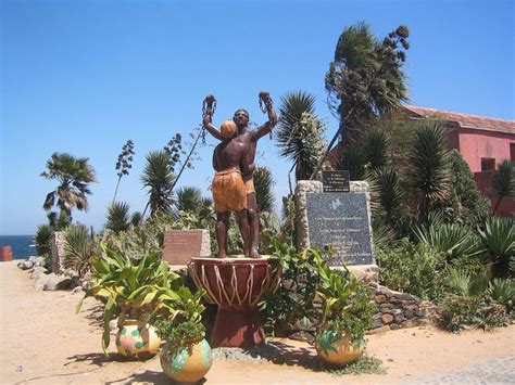 Île De Gorée Offert Par La Guadeloupe Le Monument Commémorant La