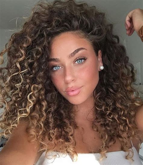 45 Elegant Naturally Curly Hair For Beautiful Women
