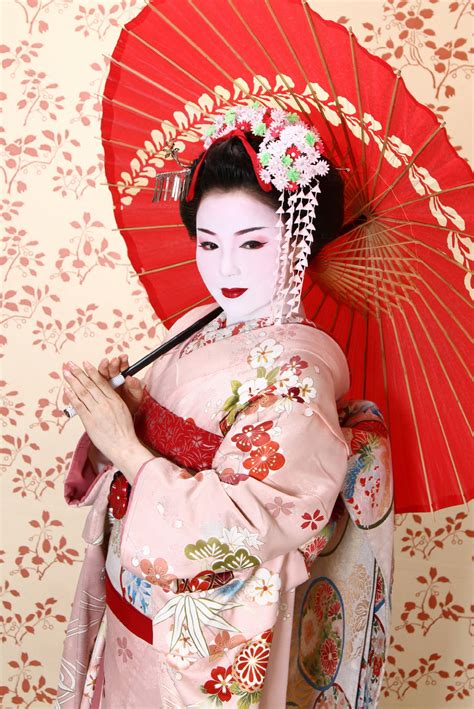 transform into a beautiful maiko and have a photoshoot