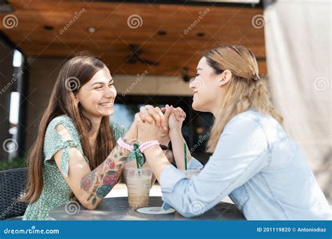 Couples Lesbiennes Main Dans La Main Tout En Sasseyant Dans Un Café Photo Stock Image Du