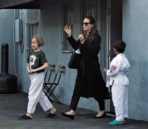 Angelina Jolie Leva Filha à Aula De Caratê Em Los Angeles