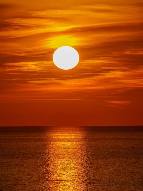 Premium Photo Fantastic Sunset Over Ocean The Sun Goes Down Over The