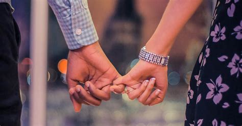 Mens Guide To Holding Hands On The First Date 3 Vital Tips