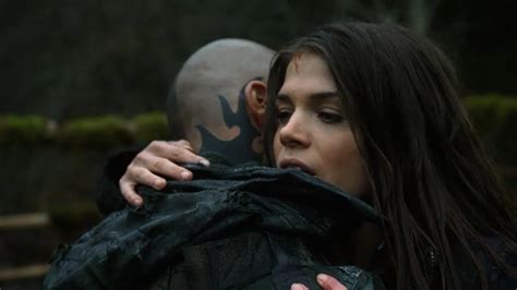 The 100 Lincoln And Octavia Reunion 1x09 Youtube