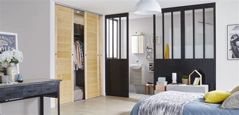 La cloison amovible est idéale pour réaménager votre chambre, créer un dressing, permettre un accès à votre salle de bain privative ou ajouter une chambre d'amis dans un très grand salon. Une cloison amovible de style loft pour la chambre | Leroy Merlin