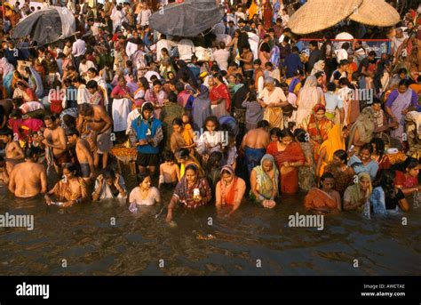 Pilger In Den Fluss Ganges In Varanasi Während Des Kartik Purnima Festivals In Indien