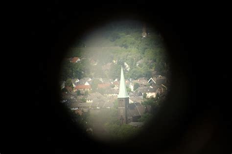 Blick durch das Fernglas vom Gasometer, in Richtung Auferstehungskirche