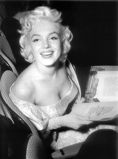 Marilyn With Bookno End To Her Sexiness Marilyn Monroe Photos Marilyn Monroe Marilyn