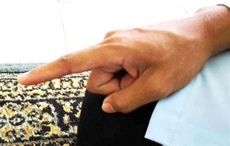 Telunjuk, adalah jari yang paling sombong, nunjuk kiri, kanan, dan muka, padahal 3 jari lainnya menunjuk kepemiliknya. Info Penting! Sifat Shalat Nabi: Kapan Menurunkan Jari ...