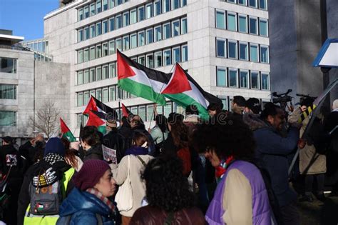 Demonstration by Palestinians and Israeli at International Court of