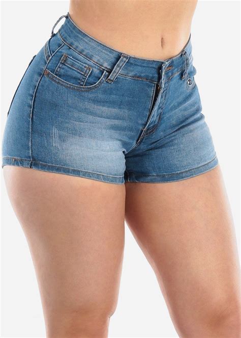 Menina De Shorts Curto