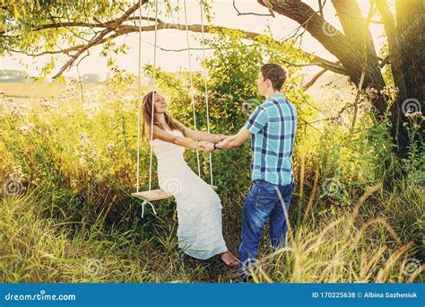 Jovem Casal Namorada E Namorado Esposa E Marido Segurando As Mãos No Parque Na árvore