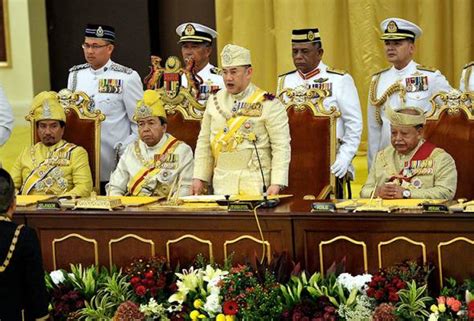 Sultan Kelantan Sultan Muhammad V lafaz sumpah jawatan Yang Di-Pertuan