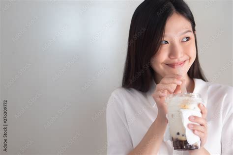 foto stock happy smiling asian woman drinking iced bubble milk tea aka boba tea pearl milk tea