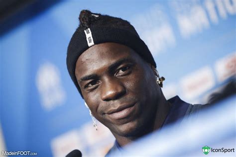 Poses célébration but photos détournées. OM - Balotelli a fait son premier entraînement