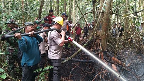 Sepatu lapangan pdl tni ad. Mandi Keringat Kapolda Riau Padamkan Api Di Rupat Utara ...