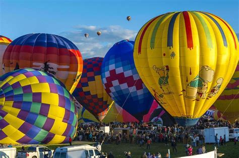 Les Montgolfières Ont Coloré Le Ciel Dalbuquerque