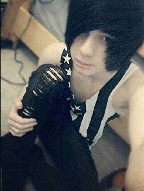 Pin By Emogirl On My Type Of Guys Cute Emo Girls Cute Emo Babes Cute Scene Babes