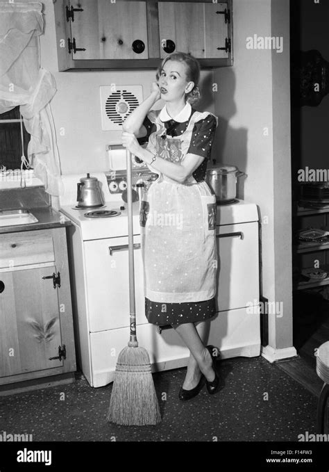 1950er Jahren MÜde Hausfrau Im Vorfeld Stehen Vor Ofen Gelehnt Auf