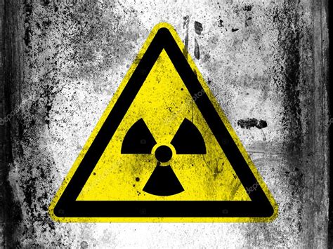 Zusammengesetzt also „strahlungstätigkeit) ist die eigenschaft instabiler atomkerne, spontan ionisierende strahlung auszusenden. Radioaktive Strahlung Schild an Bord mit grunge schmutzige ...