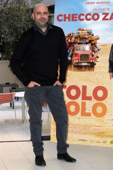 Checco zalone supera se stesso con il film tolo tolo e si prepara a conquistare il secondo record in pochi giorni: Tolo Tolo recensione: grottesco, acido e provocatorio ...