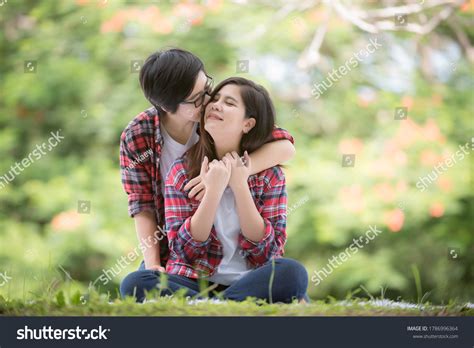 아시아 레즈비언 커플의 사랑 Lgbtq 스톡 사진 1786996364 Shutterstock